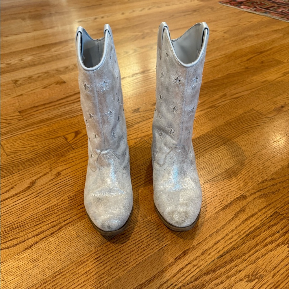 Tucker + Tate “Charli” Cowboy Boots – Metallic Silver, Size 2